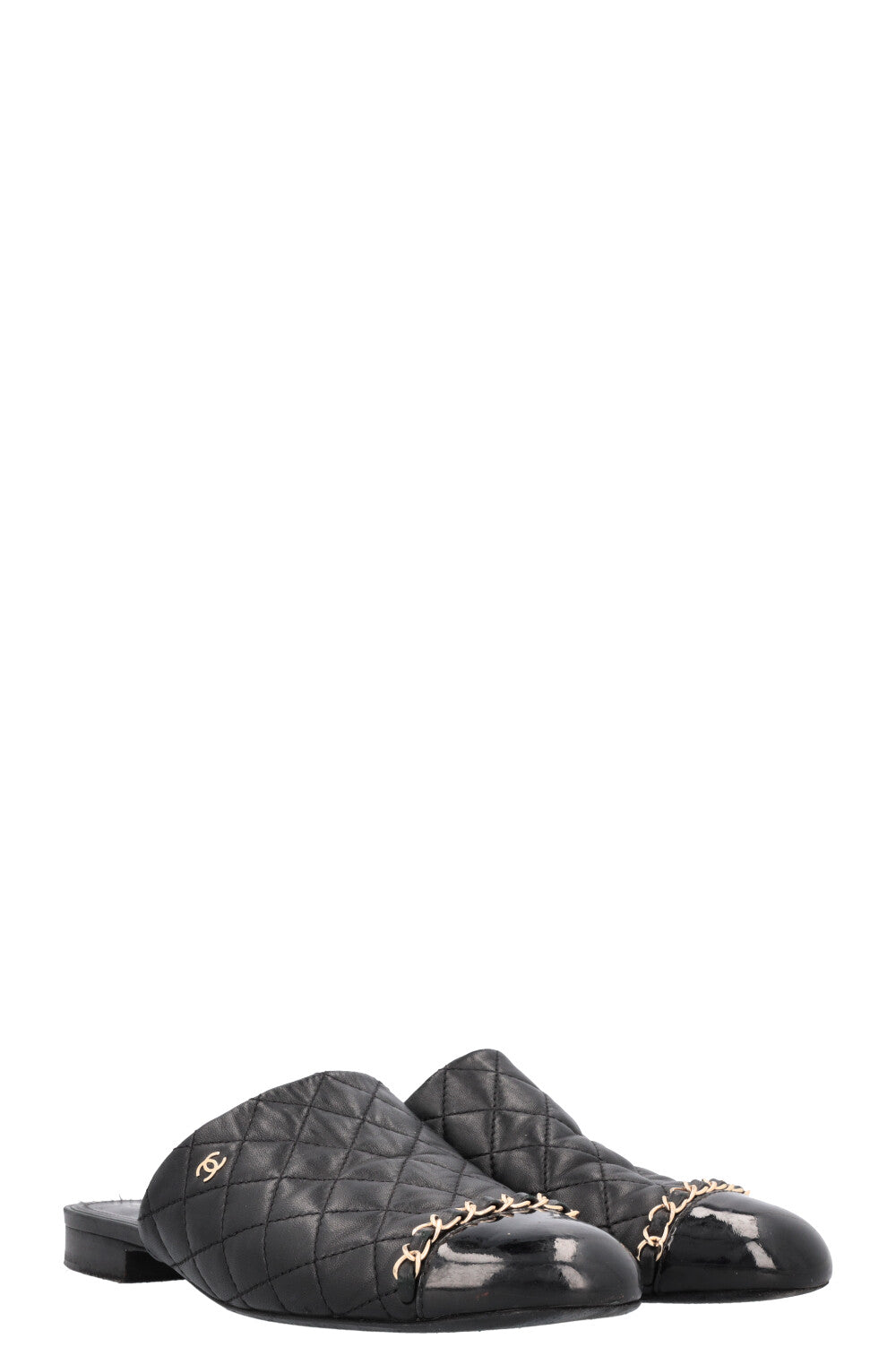 CHANEL Mules à chaîne CC matelassées noires