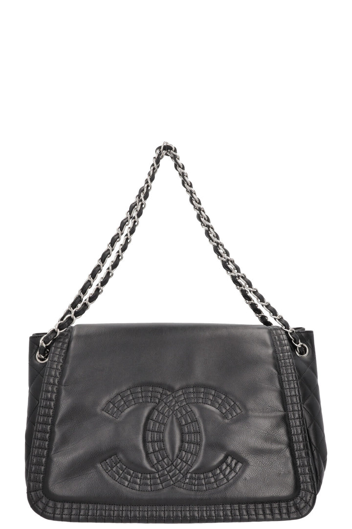 Sac à rabat CHANEL CC en cuir noir