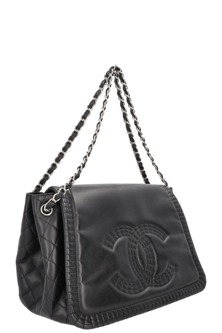 Sac à rabat CHANEL CC en cuir noir