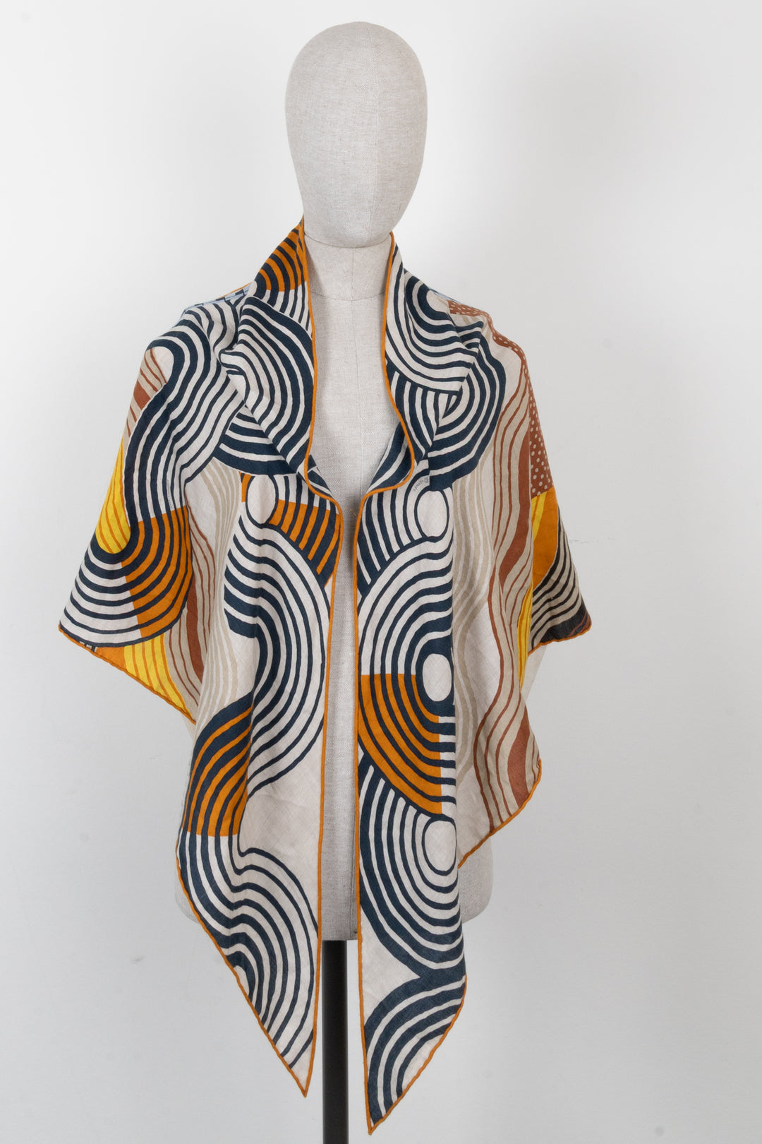 HERMÈS Schwalbeig Triangle Geant Scarf Cashmere