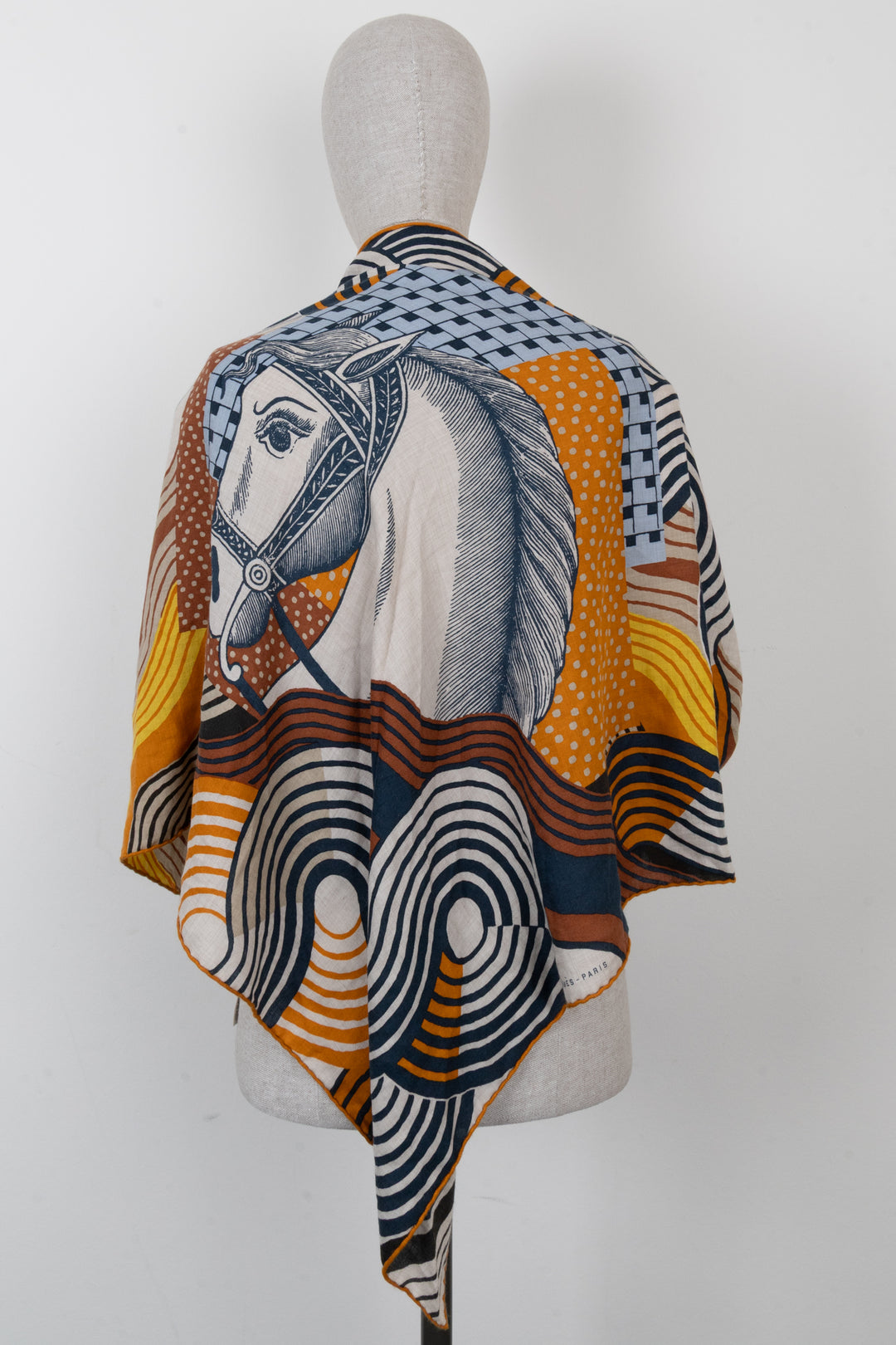 HERMÈS Schwalbeig Triangle Geant Scarf Cashmere