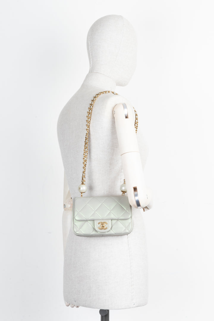 Sac à rabat CHANEL Mini Pearl Crush irisé