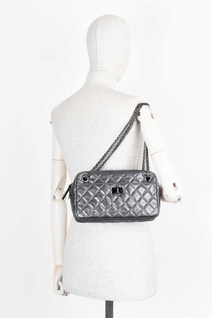 Sac photo CHANEL Reissue 2.55 argent métallisé