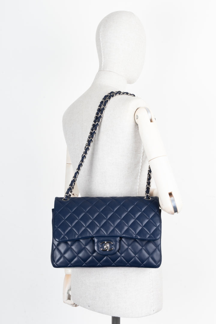 Sac à double rabat CHANEL Grand modèle Bleu marine