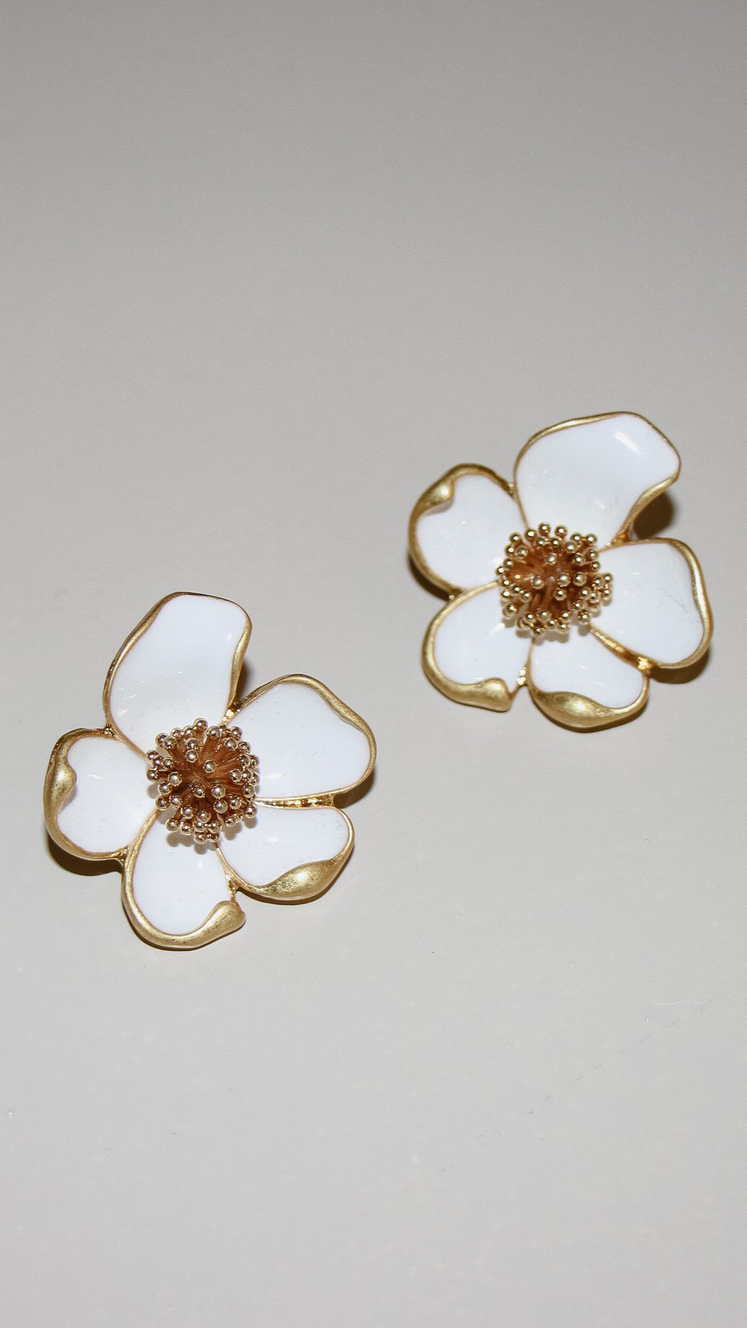OSCAR DE LA RENTA Flower Earrings Gold White