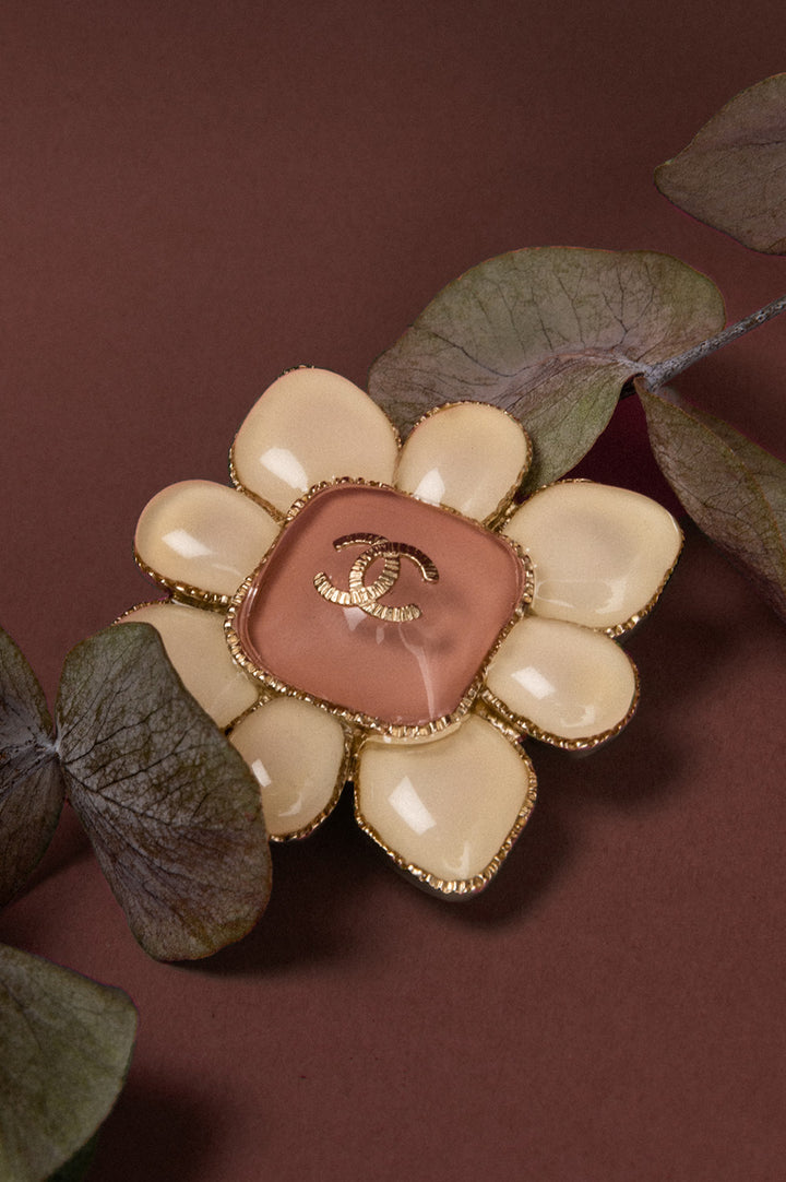 CHANEL Broche Gripoix Rose FW 2016