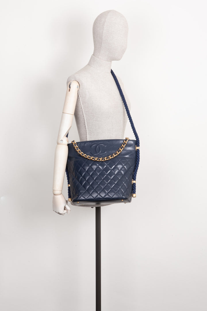 CHANEL En Vogue Hobo Bag Navy