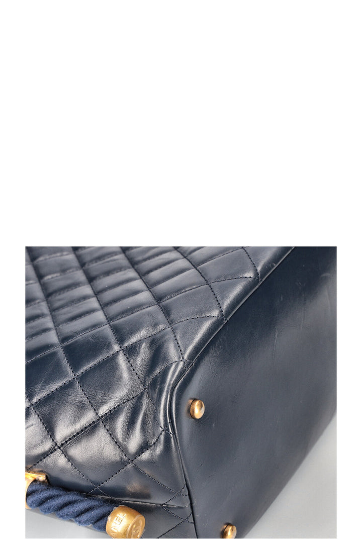 CHANEL En Vogue Hobo Bag Navy