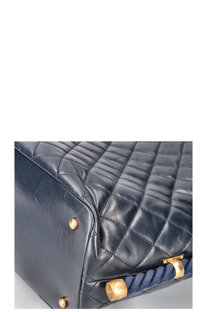 CHANEL En Vogue Hobo Bag Navy