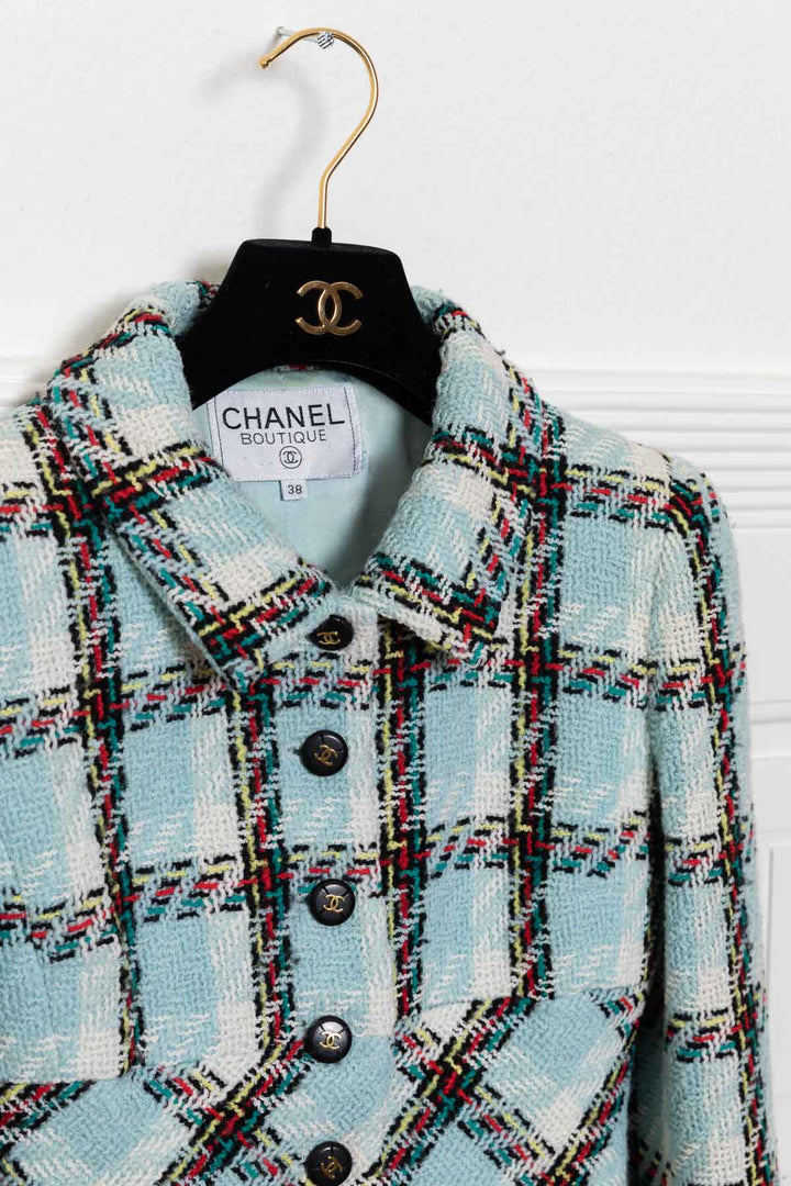 CHANEL S95 Deux pièces en tweed à carreaux bleu bébé