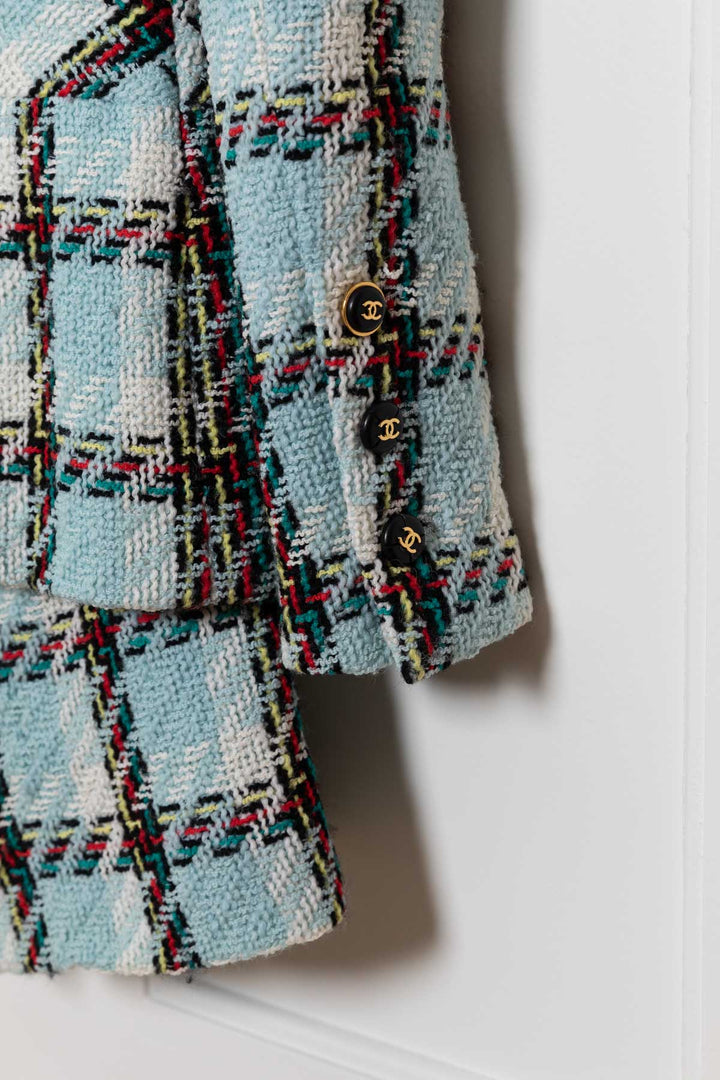 CHANEL S95 Deux pièces en tweed à carreaux bleu bébé