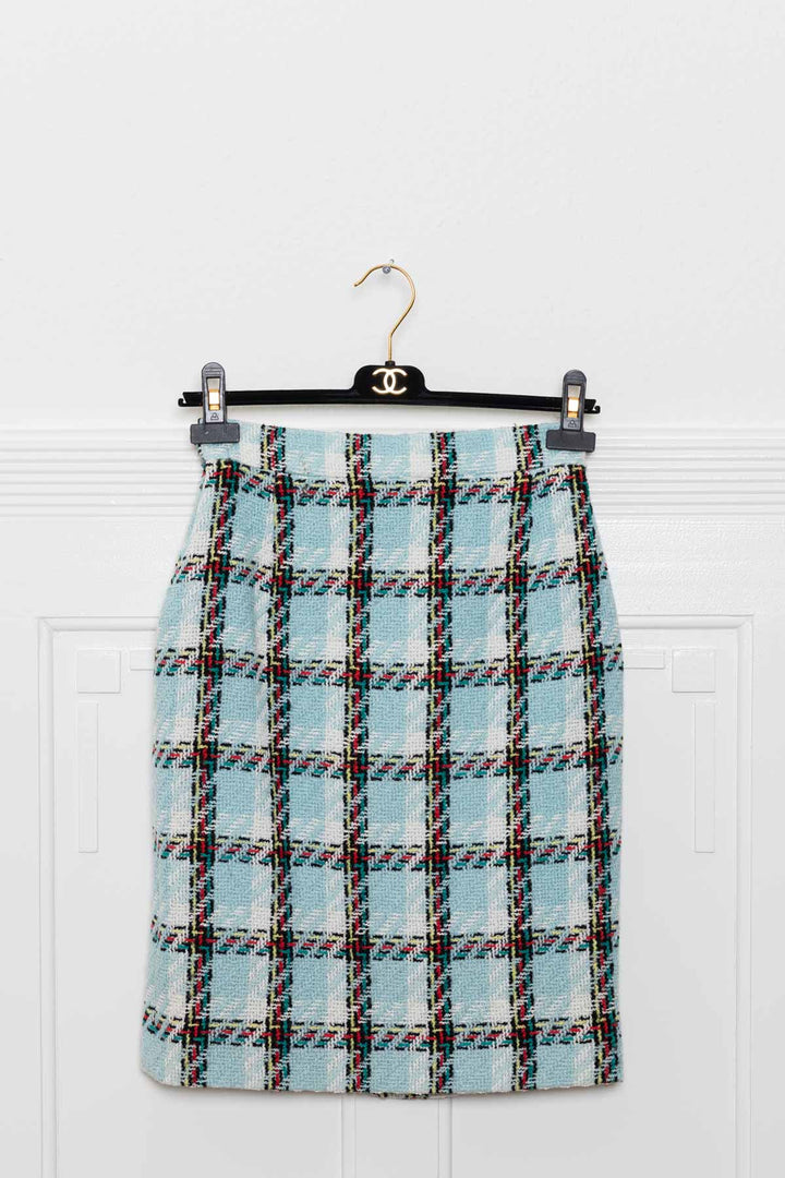 CHANEL S95 Deux pièces en tweed à carreaux bleu bébé
