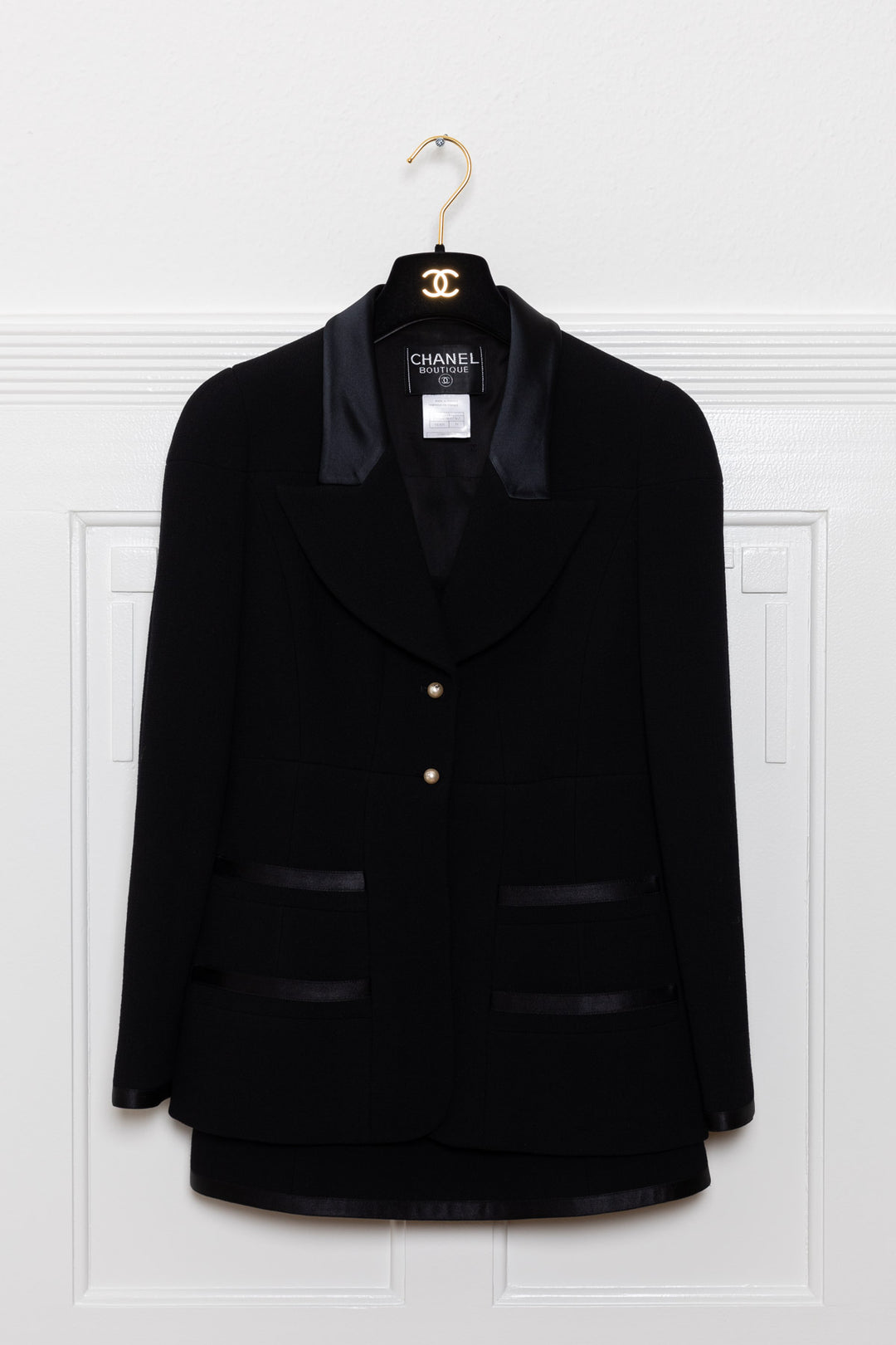 CHANEL F97 Deux Pièces Noir avec Boutons Nacrés