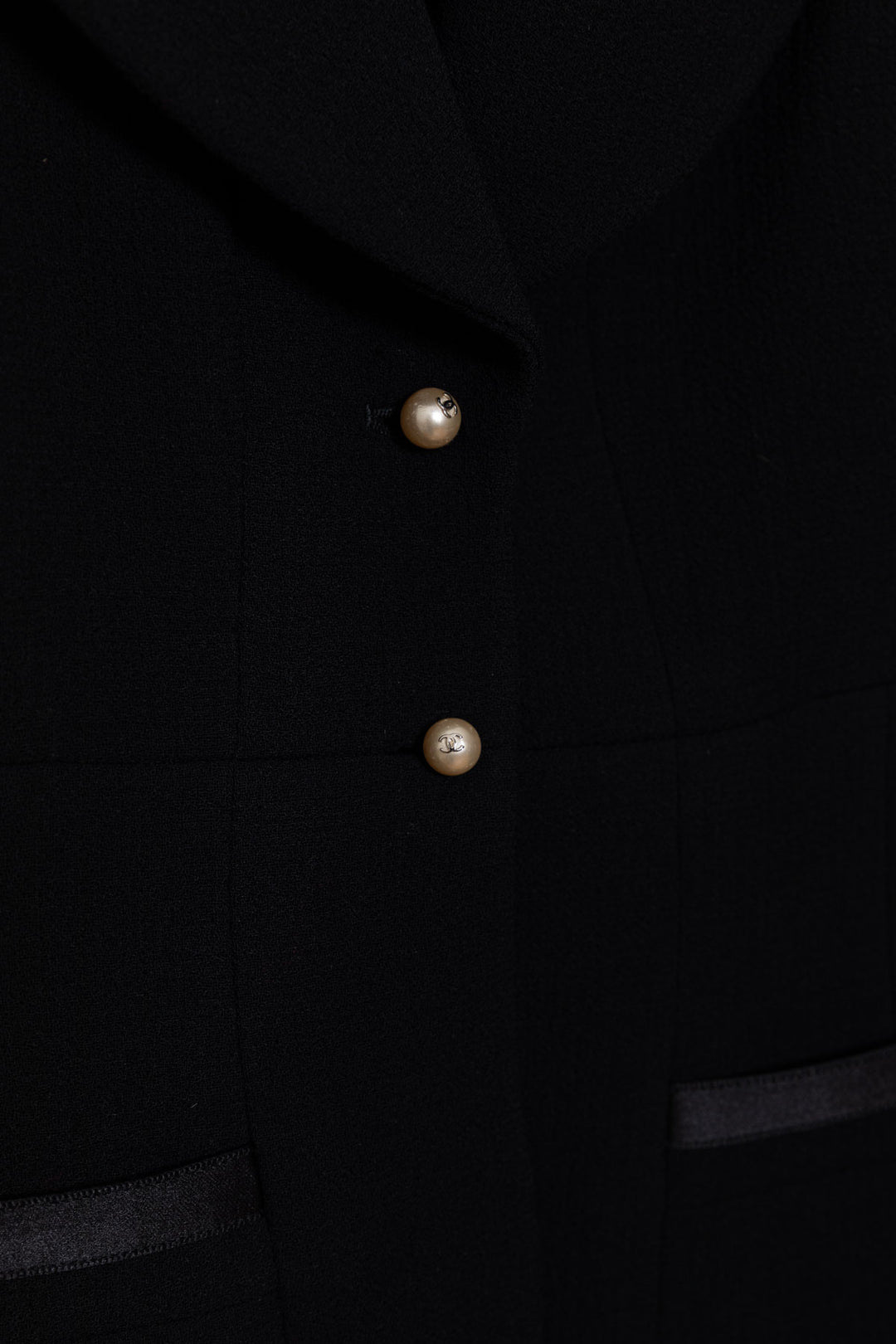 CHANEL F97 Deux Pièces Noir avec Boutons Nacrés