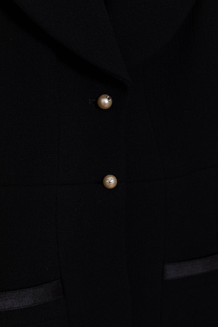 CHANEL F97 Deux Pièces Noir avec Boutons Nacrés