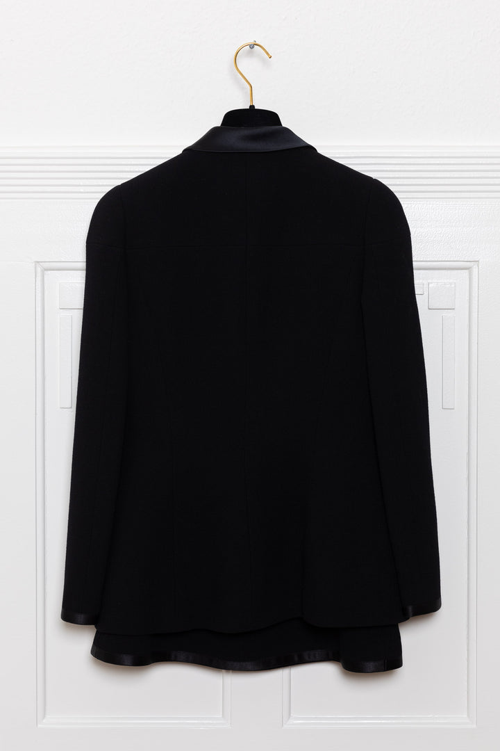 CHANEL F97 Deux Pièces Noir avec Boutons Nacrés