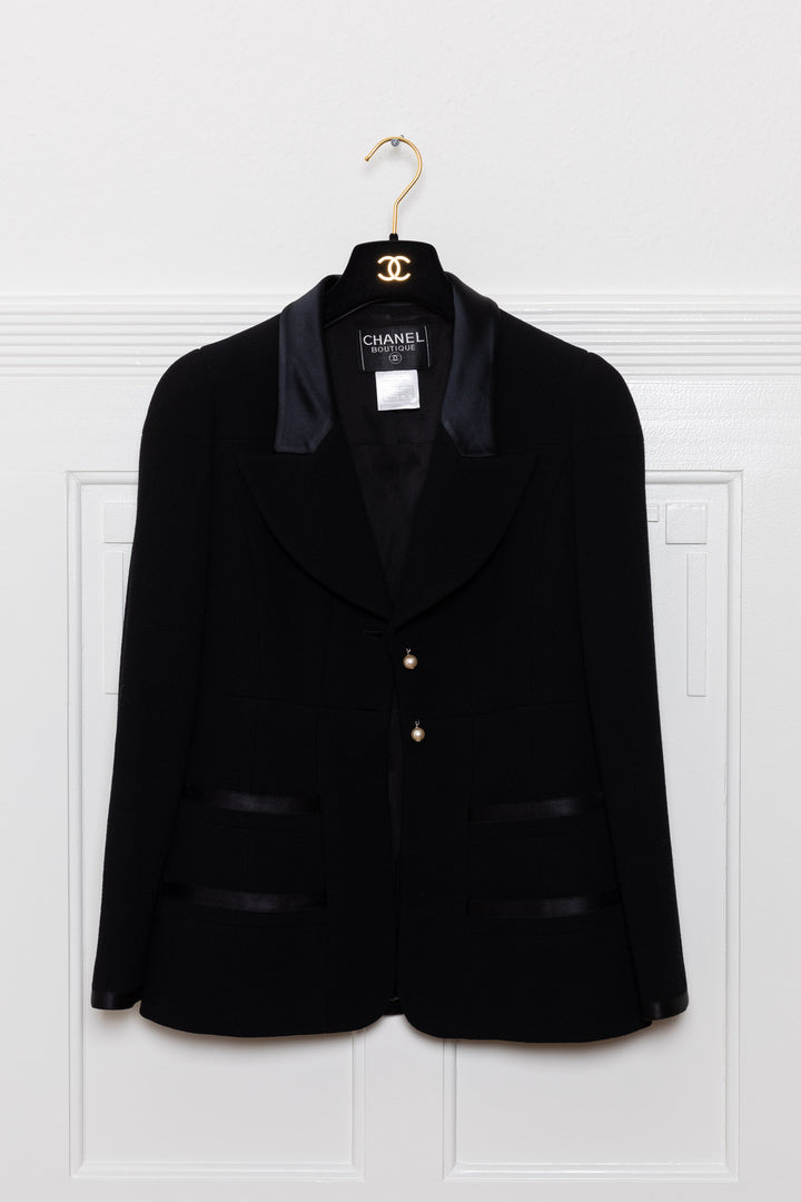CHANEL F97 Deux Pièces Noir avec Boutons Nacrés