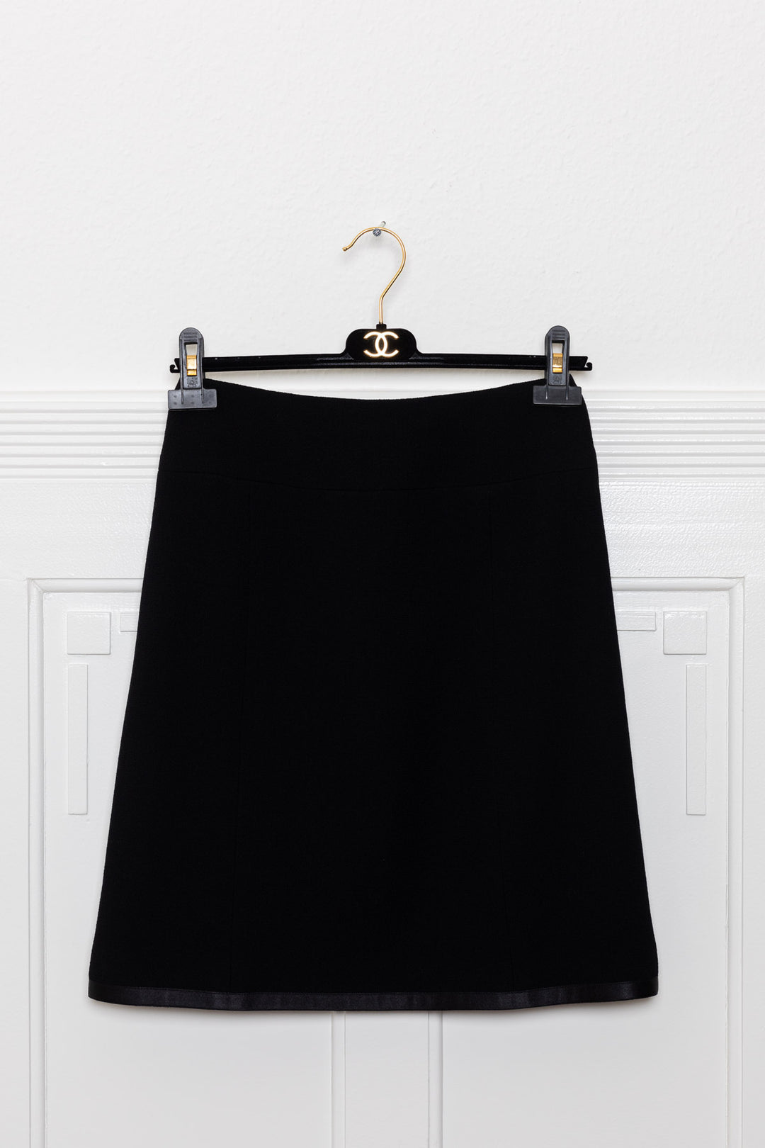 CHANEL F97 Deux Pièces Noir avec Boutons Nacrés