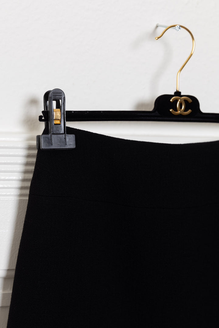 CHANEL F97 Deux Pièces Noir avec Boutons Nacrés