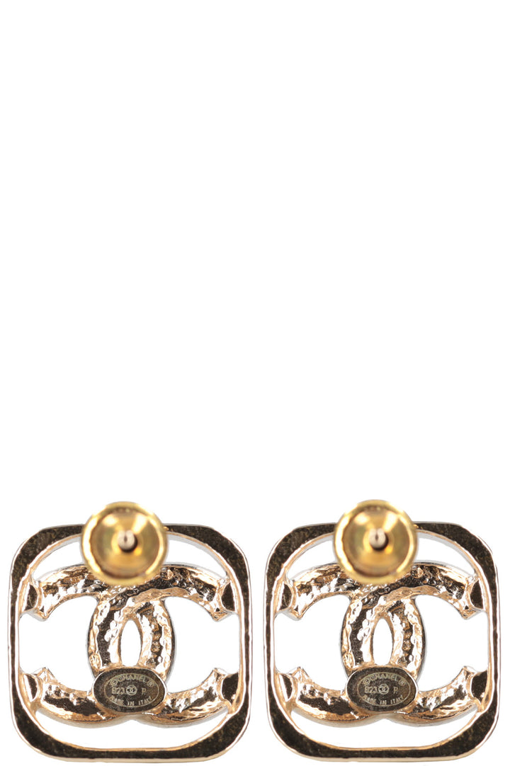 CHANEL Boucles d'oreilles CC encadrées Champagne