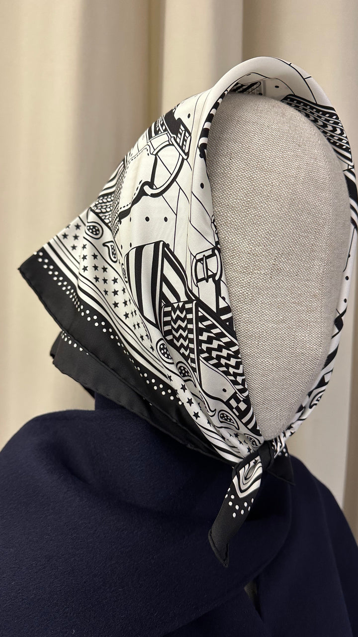 HERMÈS Sangles en Zigzag Carré 55 Black White