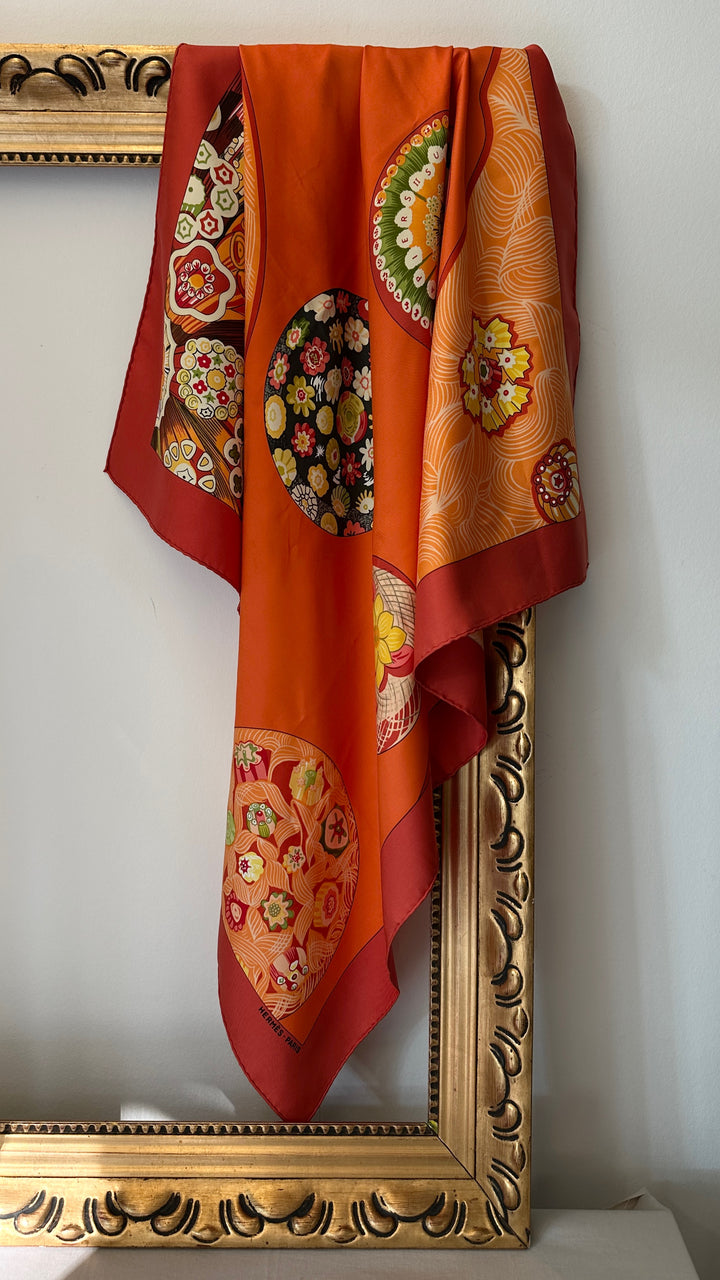 HERMÈS Sulfur et Presse Papiers Carré 90 Silk Orange