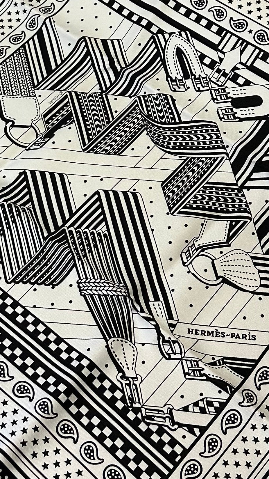 HERMÈS Sangles en Zigzag Carré 55 Black White