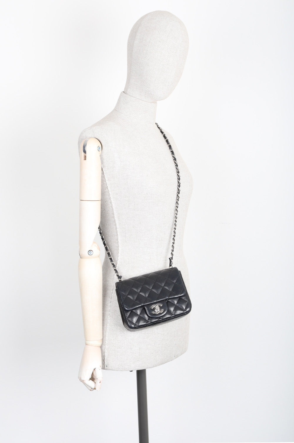 CHANEL Mini sac à rabat carré Noir