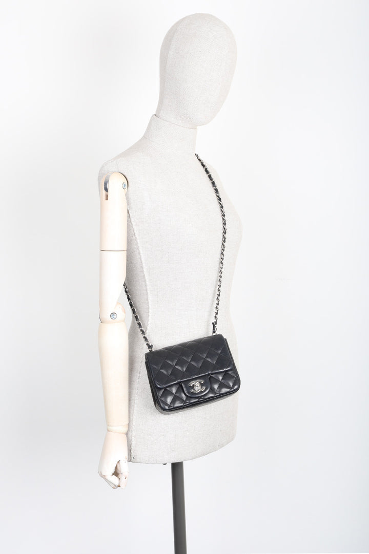 CHANEL Mini sac à rabat carré Noir