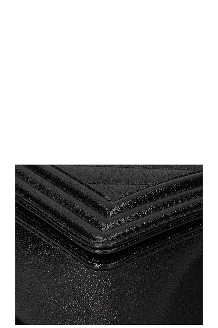 CHANEL Sac bandoulière en cuir caviar moyen Boy Noir