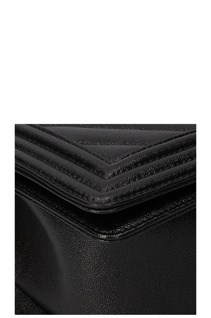 CHANEL Sac bandoulière en cuir caviar moyen Boy Noir