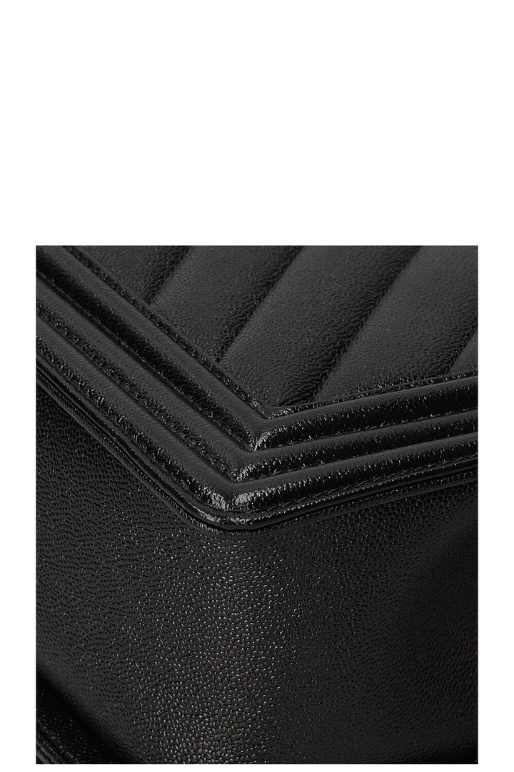 CHANEL Sac bandoulière en cuir caviar moyen Boy Noir