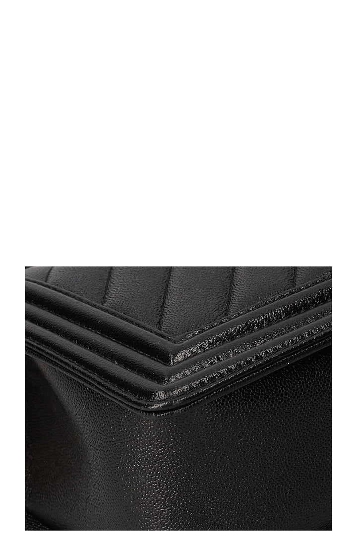 CHANEL Sac bandoulière en cuir caviar moyen Boy Noir