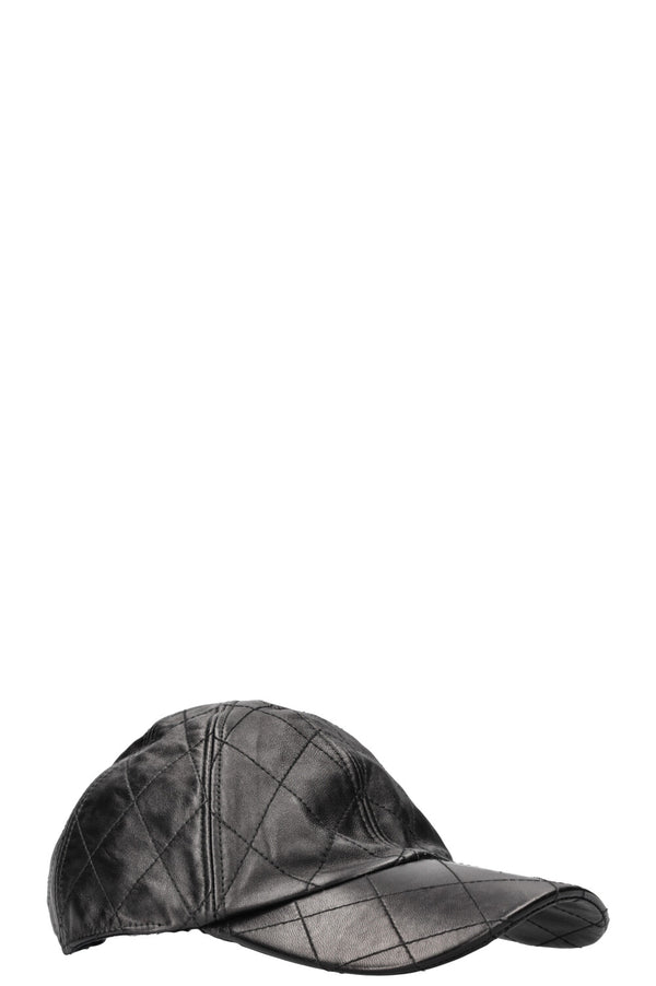 CHANEL Casquette matelassée en cuir