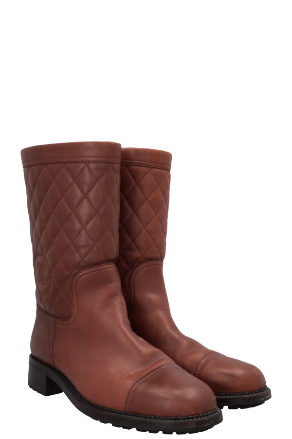 Bottines matelassées en peau lainée CHANEL, cuir marron