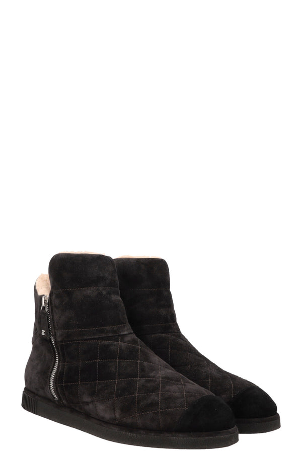 Bottines CHANEl en peau lainée, daim anthracite