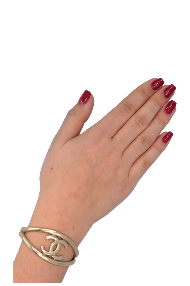 CHANEL Bracelet manchette CC Champagne Doré