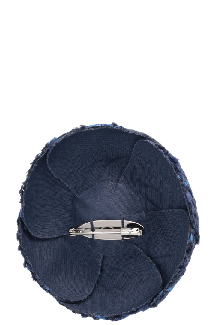Broche Camélia CHANEL Tweed Bleu
