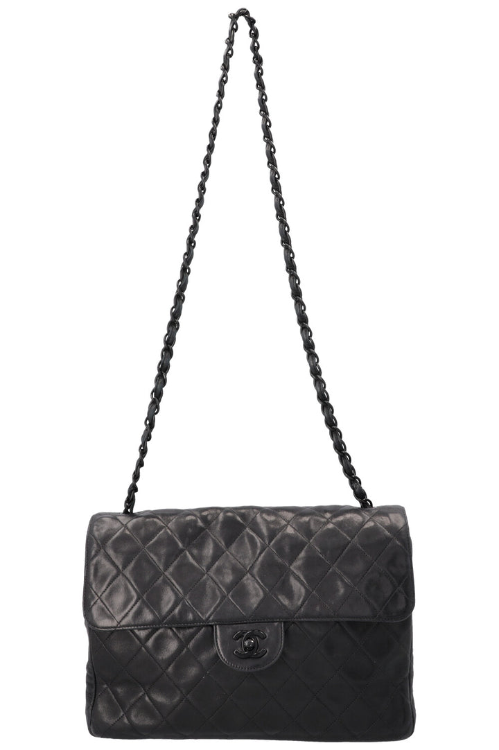 Sac à rabat classique simple et intemporel Jumbo de CHANEL, noir