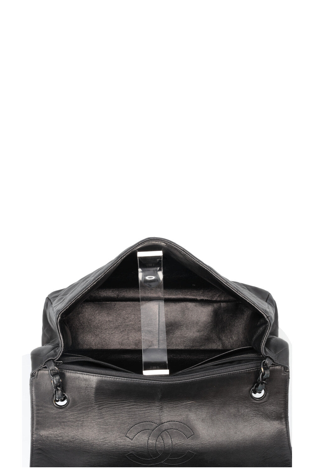 Sac à rabat classique simple et intemporel Jumbo de CHANEL, noir
