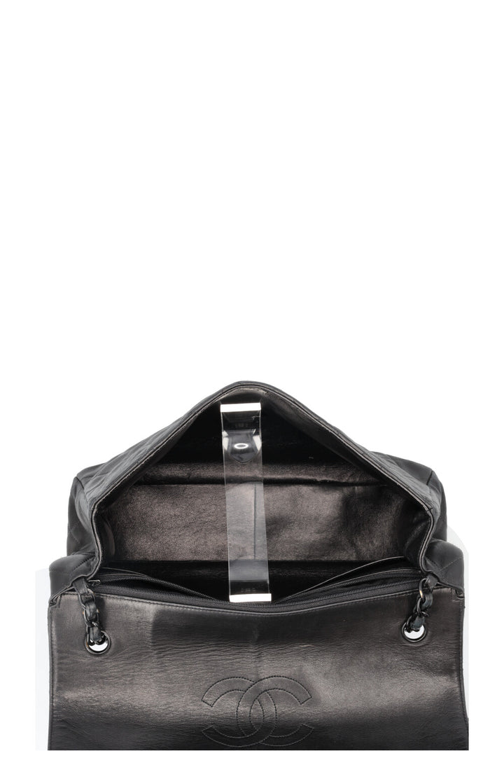 Sac à rabat classique simple et intemporel Jumbo de CHANEL, noir