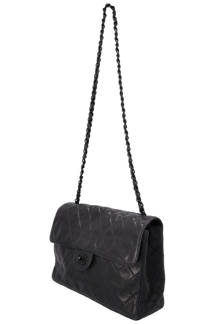 Sac à rabat classique simple et intemporel Jumbo de CHANEL, noir