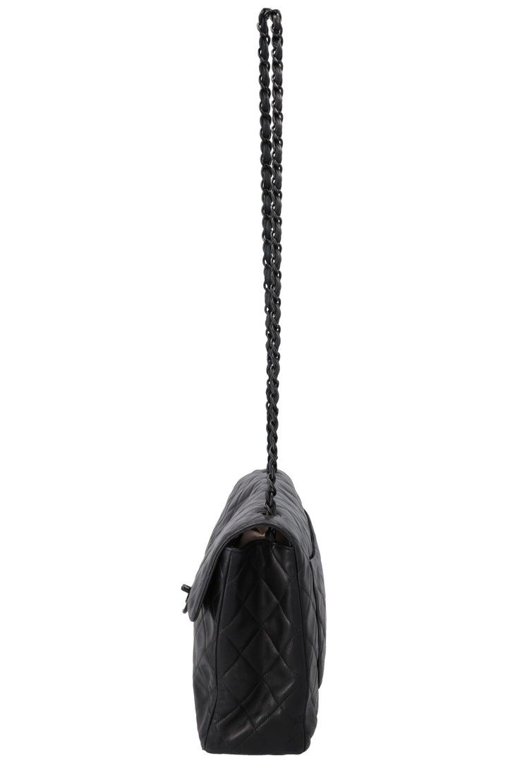 Sac à rabat classique simple et intemporel Jumbo de CHANEL, noir
