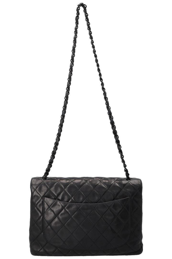 Sac à rabat classique simple et intemporel Jumbo de CHANEL, noir