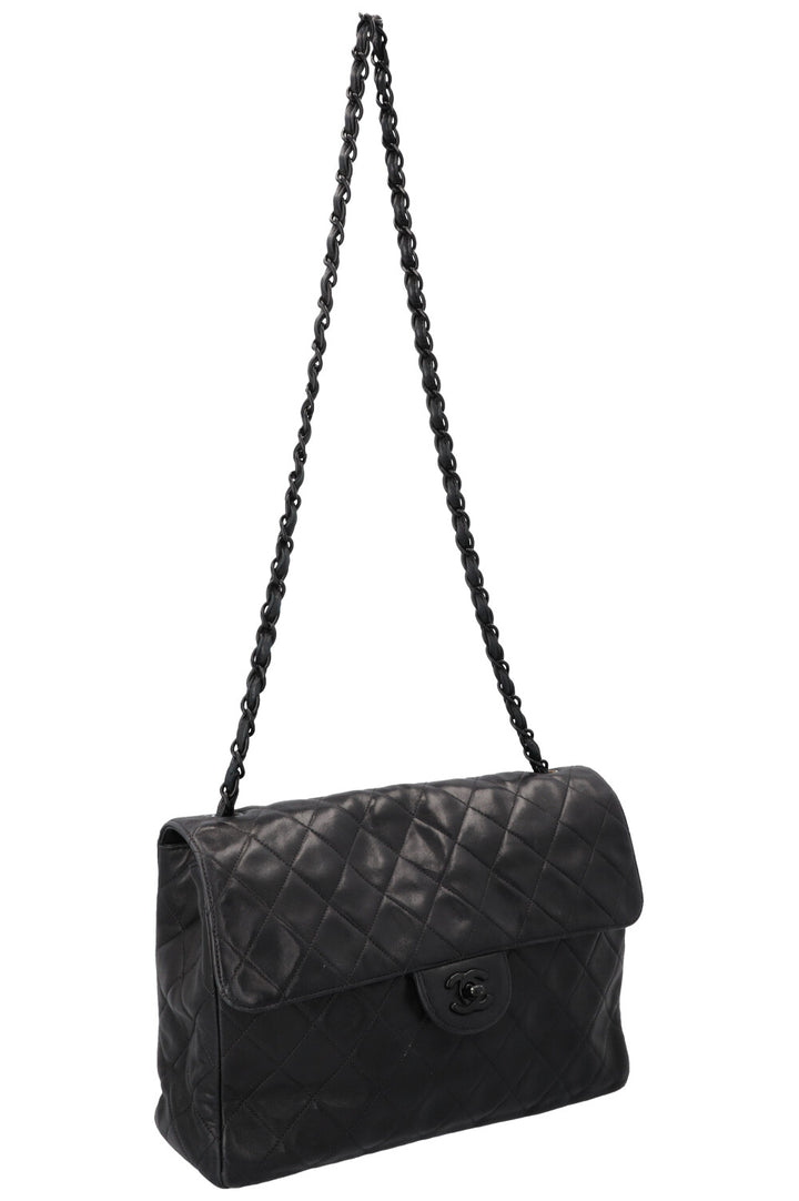 Sac à rabat classique simple et intemporel Jumbo de CHANEL, noir