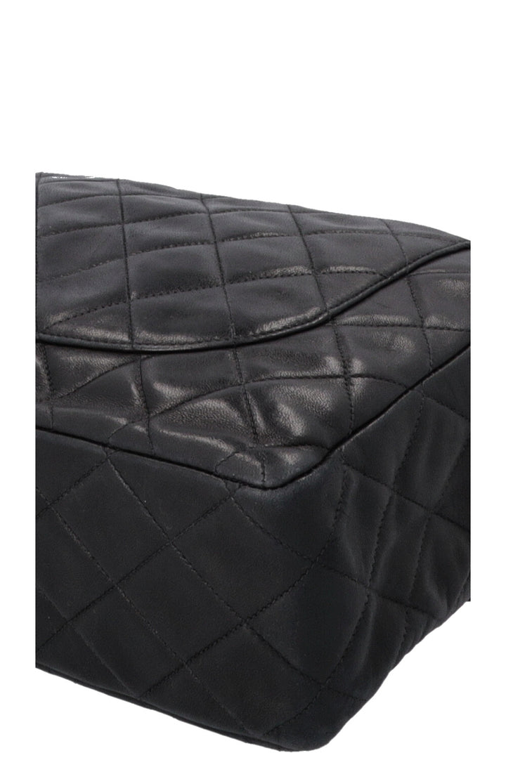 Sac à rabat classique simple et intemporel Jumbo de CHANEL, noir