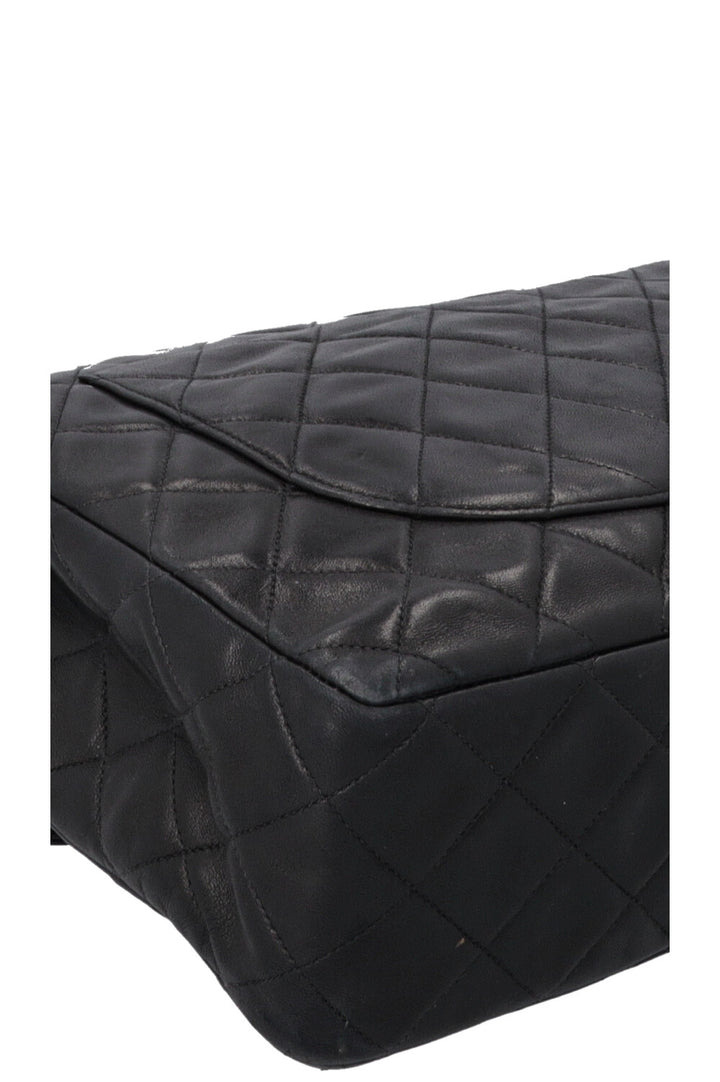 Sac à rabat classique simple et intemporel Jumbo de CHANEL, noir