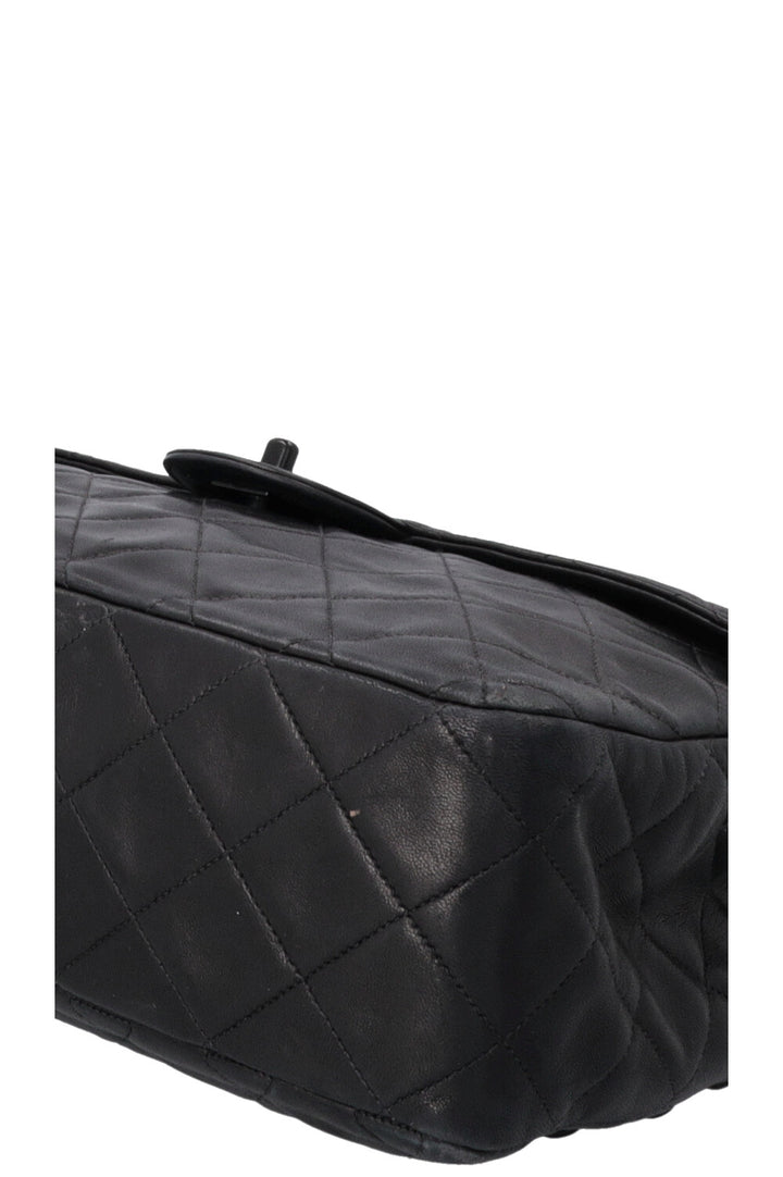 Sac à rabat classique simple et intemporel Jumbo de CHANEL, noir