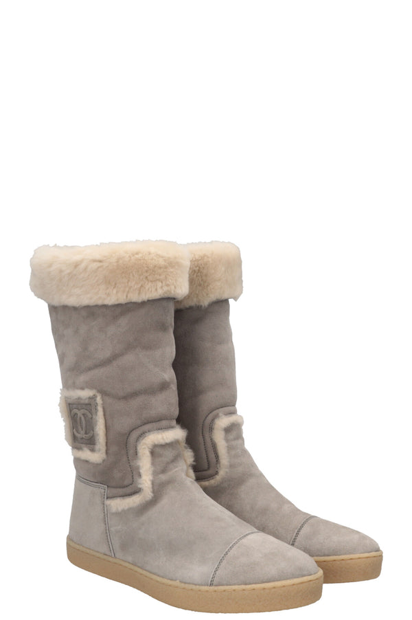 Bottes hautes en daim CHANEL CC en peau lainée et cuir pleine fleur.