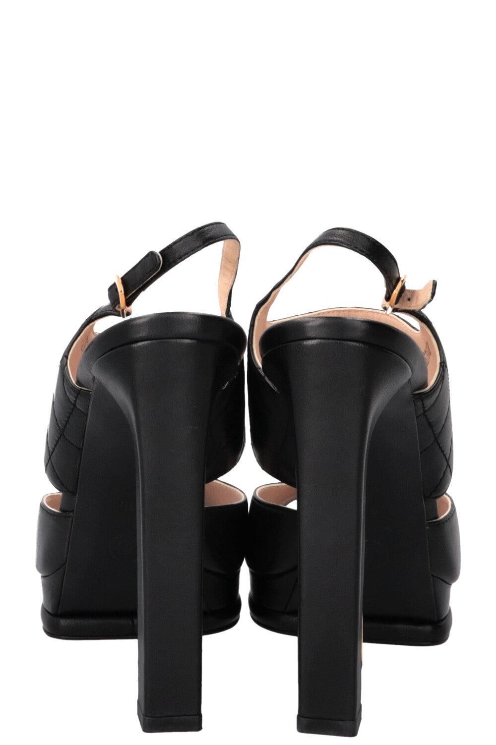CHANEL Talons compensés matelassés en cuir noir